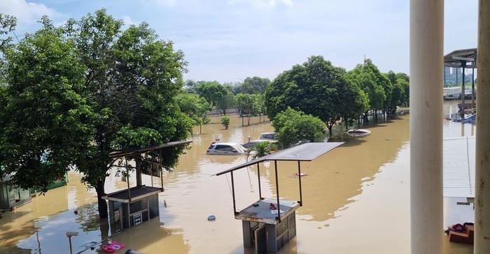 Sejumlah Mobil masih Terendamgenangan air banjir di bagian parkir sisi utara mall