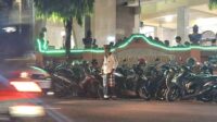 Inilah Momen Pecalang Bali Jaga Keamanan Umat Muslim Salat Tarawih di Denpasar
