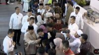 Prabowo Keliling Istana Salami Warga saat Open House