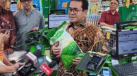 Menteri Perdagangan (Mendag), Budi Santoso saat mengecek langsung pelaksanaan program Friday Mubarak di salah satu gerai anggota Asosiasi Pengusaha Ritel Indonesia (APRINDO) di Tip Top Rawamangun, Jakarta