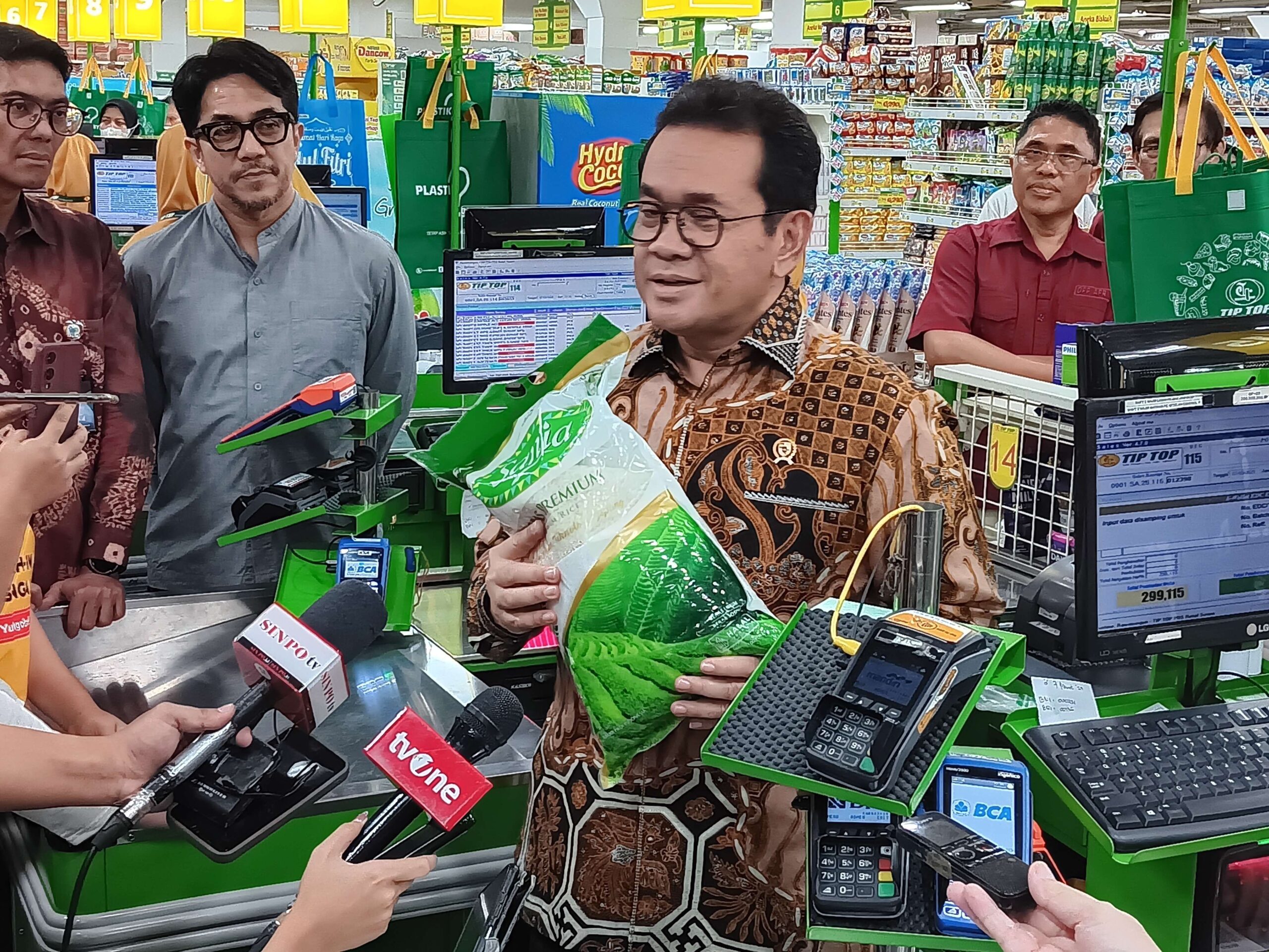 Menteri Perdagangan (Mendag), Budi Santoso saat mengecek langsung pelaksanaan program Friday Mubarak di salah satu gerai anggota Asosiasi Pengusaha Ritel Indonesia (APRINDO) di Tip Top Rawamangun, Jakarta