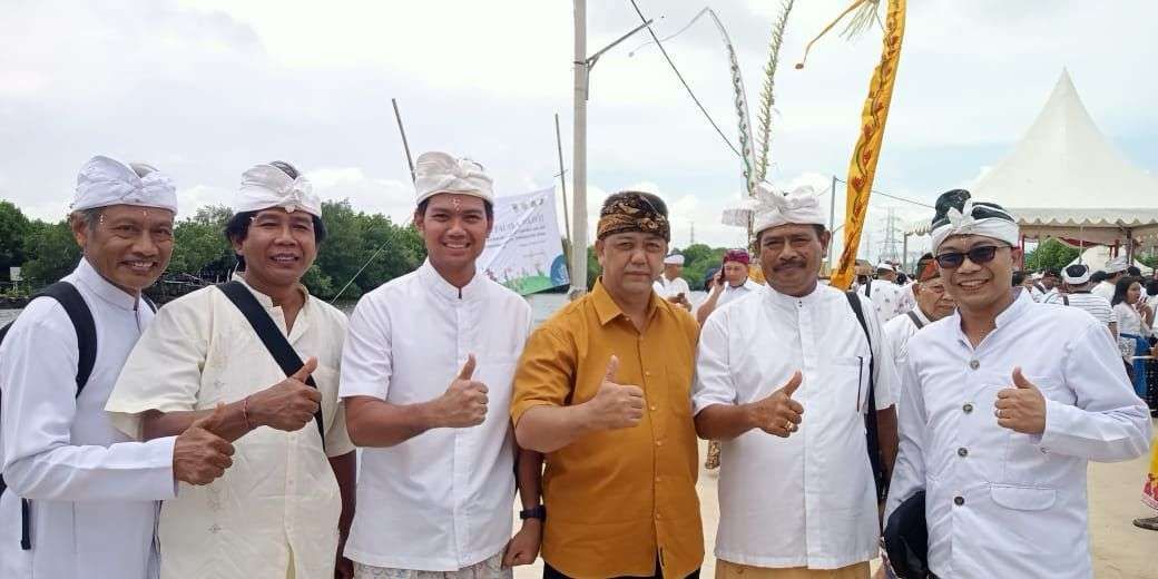 Umat Hindu Gelar Melasti di Laut Segarajaya Bekasi