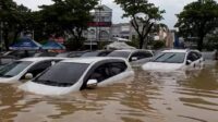 Grand Galaxy Bekasi Banjir, Motor dan Mobil Terendam Air
