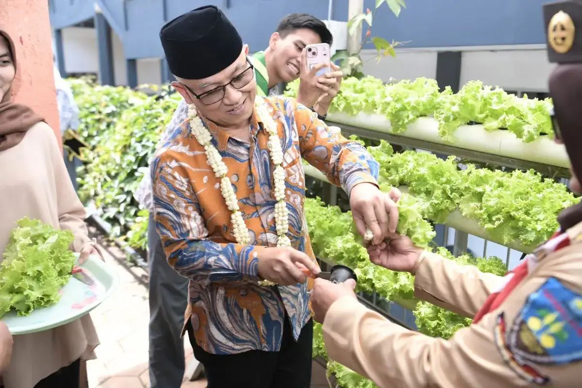 Wakil Menteri Pendidikan Dasar dan Menengah (Wamendikdasmen) Atip Latipulhayat mengapresiasi pengelolaan hidroponik untuk meningkatkan keterampilan pertanian modern di SMAN 1 Padalarang, Kabupaten Bandung Barat, Provinsi Jawa Bara
