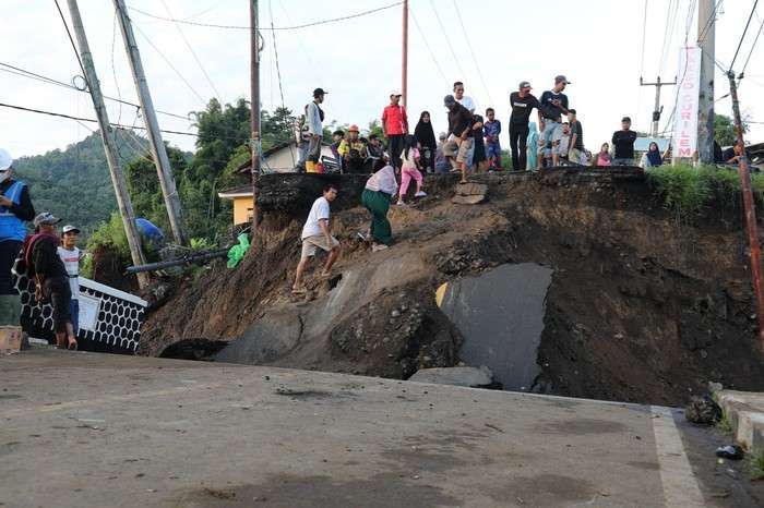 Jembatan Cidadap di Kabupaten Sukabimi merupakan salah satu infrastruktur yang rusak berat akibat bencana banjir. Jembatan vital ini menghubungkan Desa Cidadap dan Desa Loji