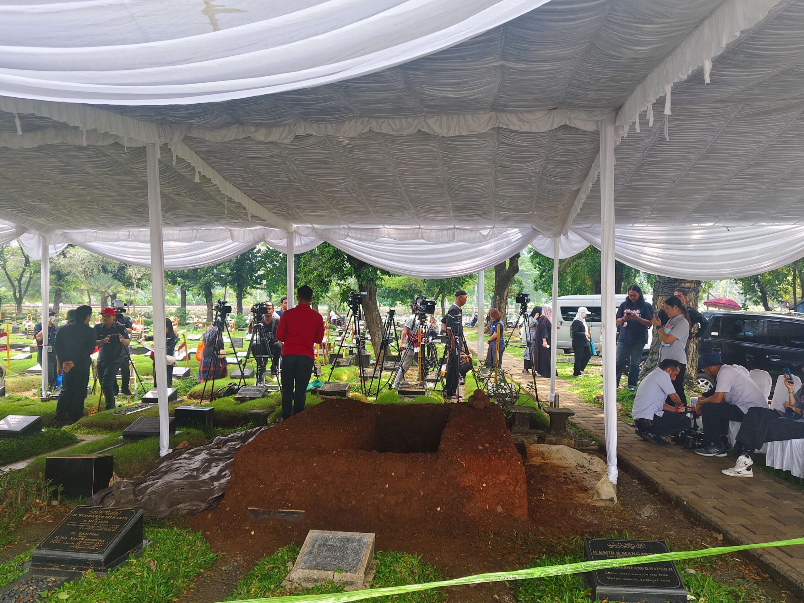 Jelang Pemakaman Titiek Puspa, TPU Dihadiri Kerabat Dekat