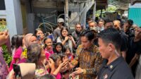 Wapres Bagikan Ratusan Paket Sembako dan Buku Tulis
