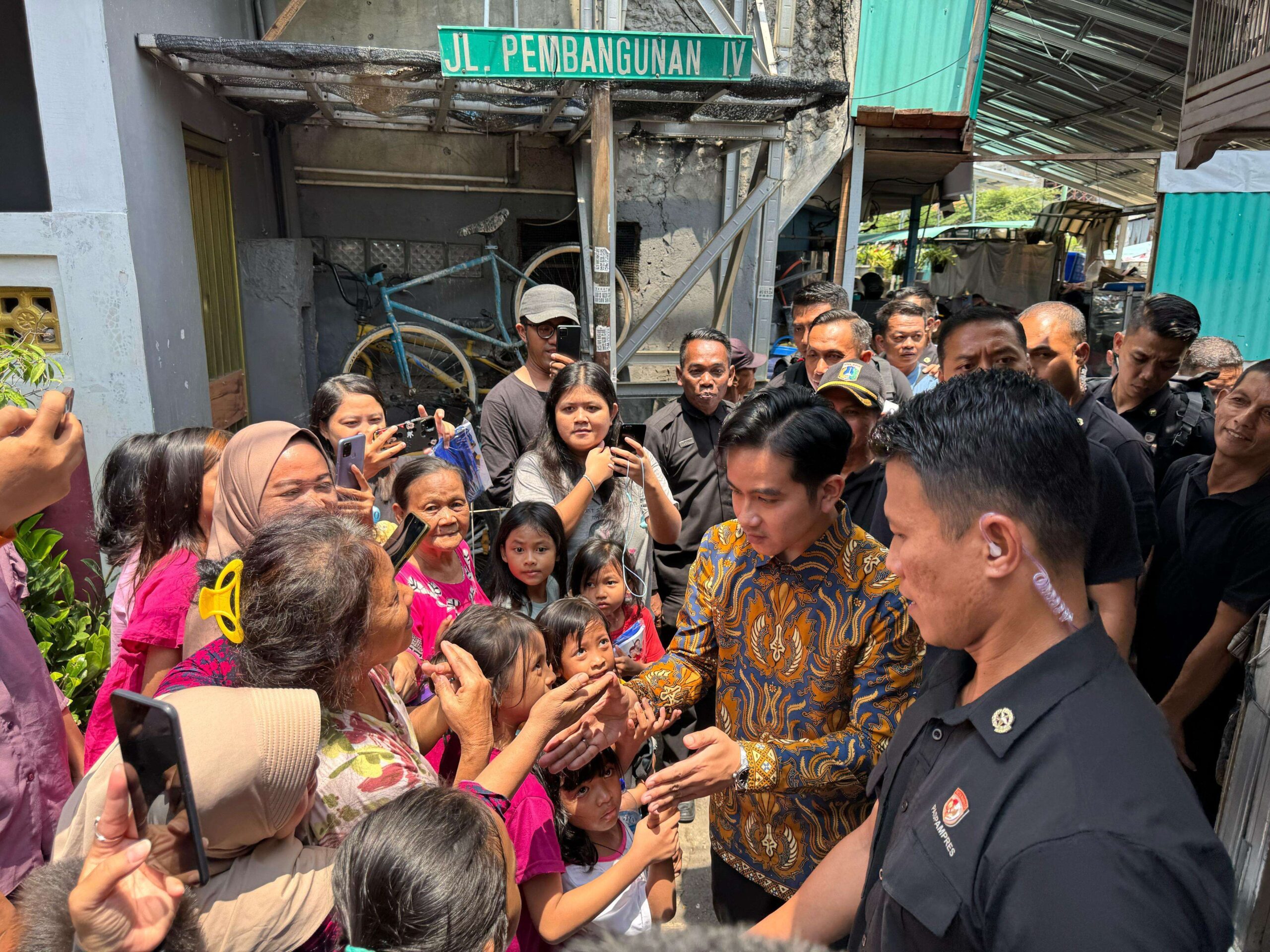 Wapres Bagikan Ratusan Paket Sembako dan Buku Tulis
