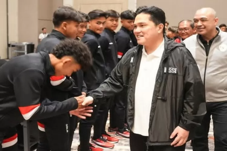 Erick tegaskan pembenahan sepakbola Indonesia dilakukan bersamaan