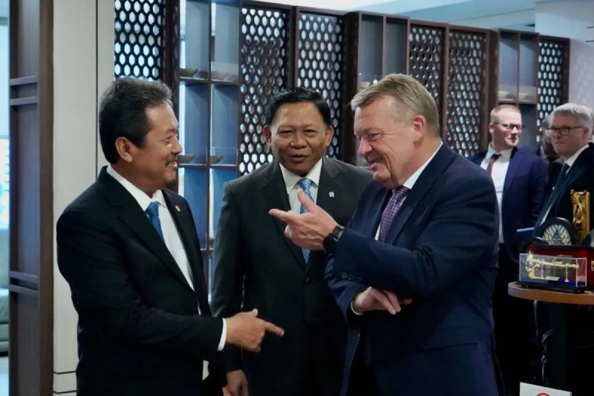 Menteri Kelautan dan Perikanan Sakti Wahyu Trenggono (kiri) didampingi Wakil Menteri Kelautan dan Perikanan Didit Herdiawan (tengah) melakukan pertemuan bilateral dengan Menteri Luar Negeri Denmark Lars Løkke Rasmussen di Jakarta, Senin (21/4/2025)