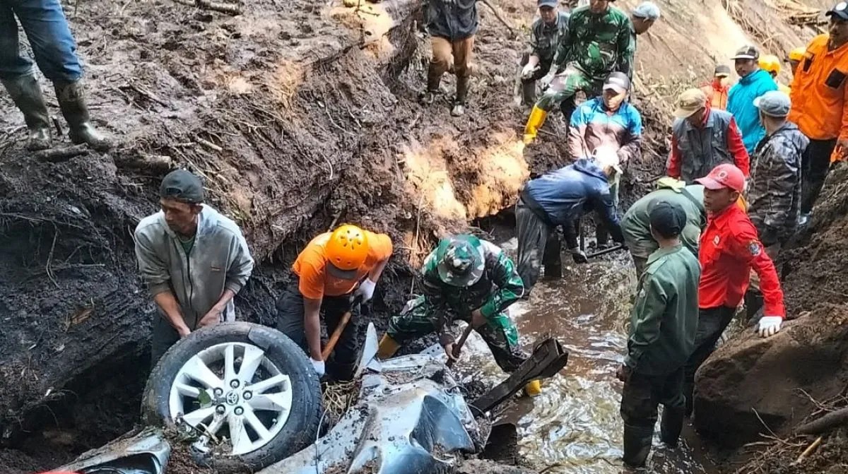 TNI AD evakuasi korban gempa di Jalur Pacet-Cangar