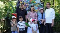 Keluarga Jokowi beri makan satwa di Bali Zoo saat libur Lebaran