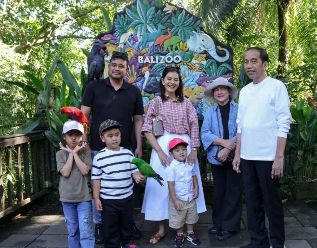 Keluarga Jokowi beri makan satwa di Bali Zoo saat libur Lebaran