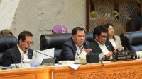 Ketua_Komisi_V_DPR_RI__Lasarus_dalam_rapat_kerja_Komisi_V_DPR_dengan_Menteri_Perhubungan__Menteri_Pe20250423210813 Evaluasi Mudik 2025, Komisi V Soroti Tarif Mahal dan Delay Penerbangan