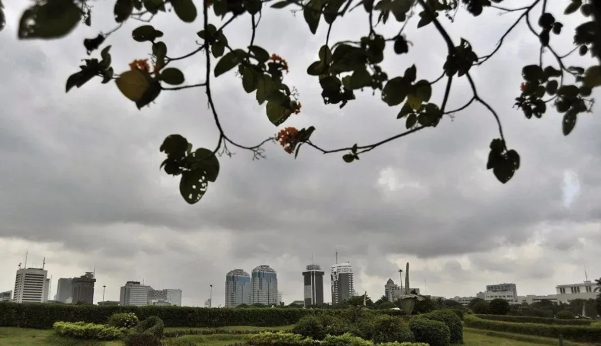 Jakarta diselimuti awan tebal Sabtu pagi ini