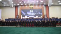Suasana_foto_bersama_sesudah_acara_Pelantikan_96_Calon_Pegawai_Negeri_Sipil_(CPNS)_menjadi_Pegawai_N20250409160611 Lantik 96 PNS dan 22 Pejabat Fungsional, Sekjen DPR Tekankan Profesionalisme dan Inovasi