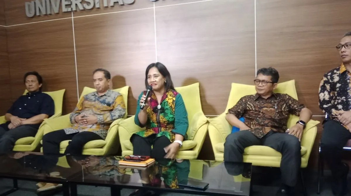 Wakil Rektor Bidang Pendidikan dan Pengajaran UGM Prof. Wening Udasmoro (tengah) saat konferensi pers di Kampus UGM, Yogyakarta