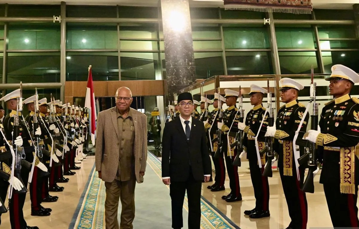 Perdana Menteri Republik Fiji, Sitiveni Rabuka, yang didampingi Menteri Pendidikan Tinggi, Sains, dan Teknologi RI Brian Yuliarto disambut dengan jajar pasukan kehormatan saat tiba di Bandara Internasional Soekarno-Hatta, Tangerang, Banten, Rabu (23/4/2025) malam