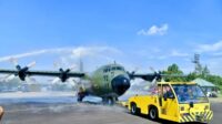 Pesawat C-130B Retroff Hercules saat dihadirkan dalam upacara pemberhentian pesawat di Gedung Serbaguna Nurtanio Depohar 10 Lanud Husein Sastranegara, Bandung, Jawa Barat