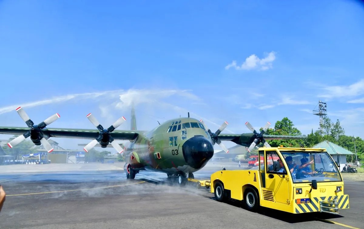 Pesawat C-130B Retroff Hercules saat dihadirkan dalam upacara pemberhentian pesawat di Gedung Serbaguna Nurtanio Depohar 10 Lanud Husein Sastranegara, Bandung, Jawa Barat