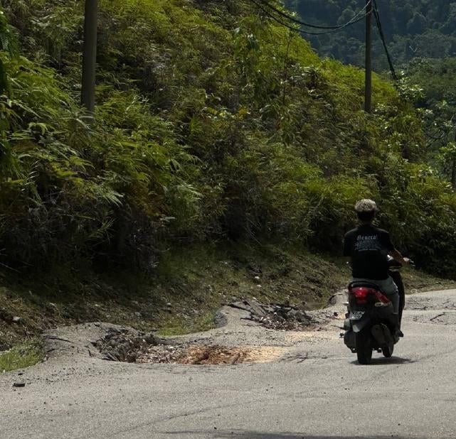 Kondisi jalan di Kampung Bertam Lama rusak dan juga menjadi jalur alternatif warga dari Gua Musang menuju Kuala Krai dan Jeli.