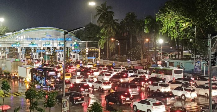 Kendaraan Padati Pelabuhan Bakauheni Lampung, Antrean Pintu Masuk Mengular