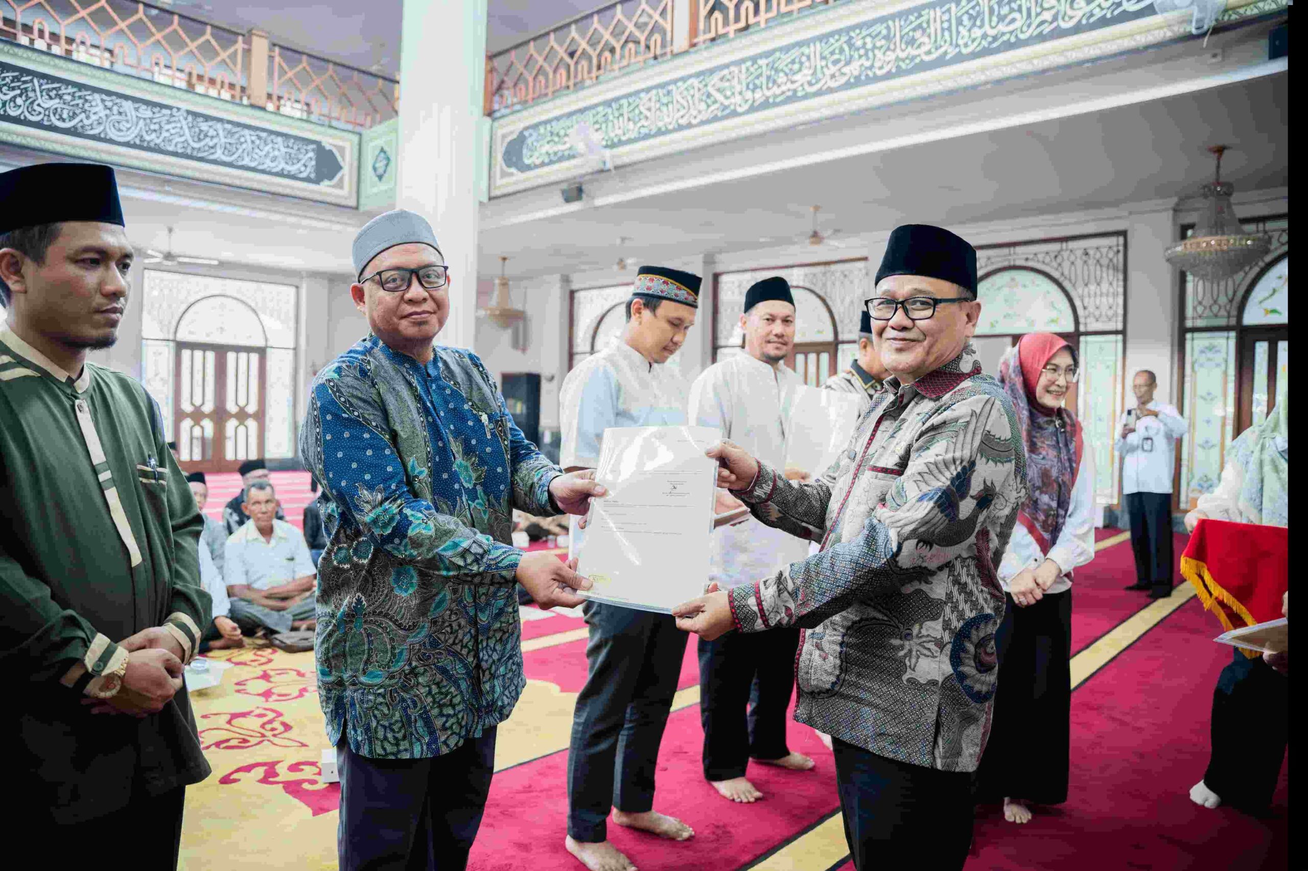 Kantor ATR/BPN Bekasi Serahkan 150 Sertifikat Tanah Wakaf