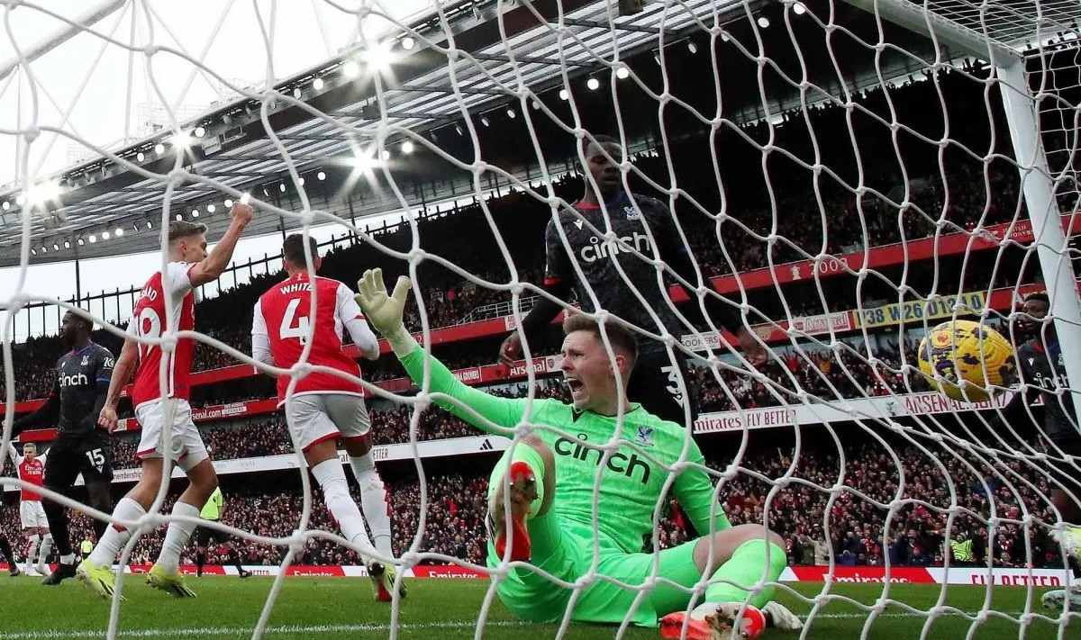 Ini alasan kiper Dean Henderson tak kena kartu merah di Final Piala FA