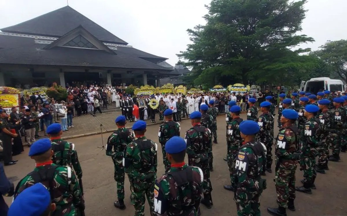 Prabowo beri penghormatan terakhir untuk Mayjen TNI Purnawirawan Eddie Marzuki di TMII