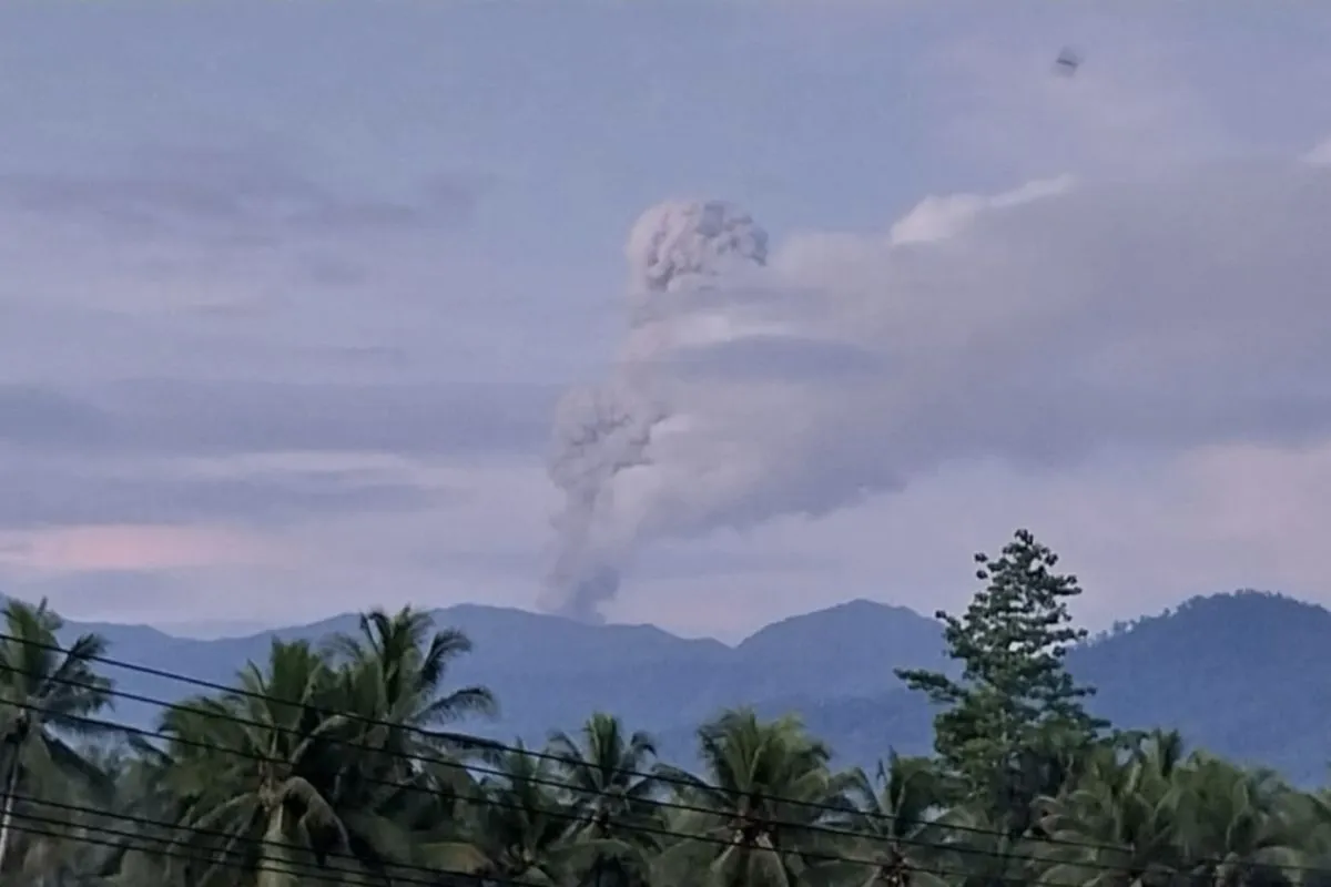 Gunung Dukono erupsi, asap dan abu vulkanik muncul Kamis pagi