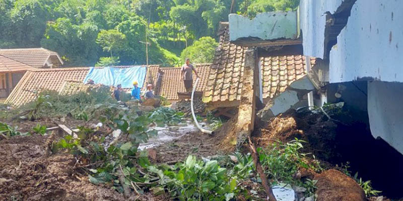 Hingga Pagi ini Sudah 107 Warga Dievakuasi Akibat Tanah Longsor di Lembang