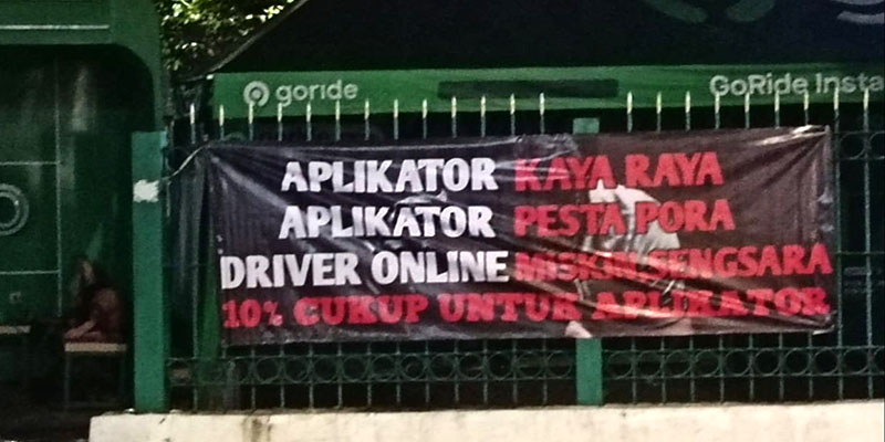Jelang Demo 20 Mei, Spanduk Tuntutan Potongan Aplikator Cukup 10 Persen Bertebaran di Jakarta