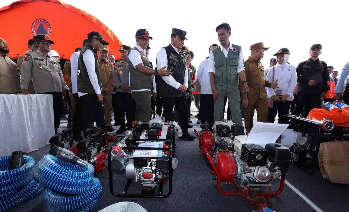 Kepala BNPB Suharyanto mendampingi Menteri Koordinator Bidang Politik dan Keamanan (Menko Polkam) Budi Gunawan, Menteri Kehutanan Raja Juli Antoni, dan Wakil Menteri Lingkungan Hidup Diaz Hendropriyono meninjau kelengkapan peralatan penanggulangan kebakaran hutan dan lahan (karhutla) di Pekanbaru