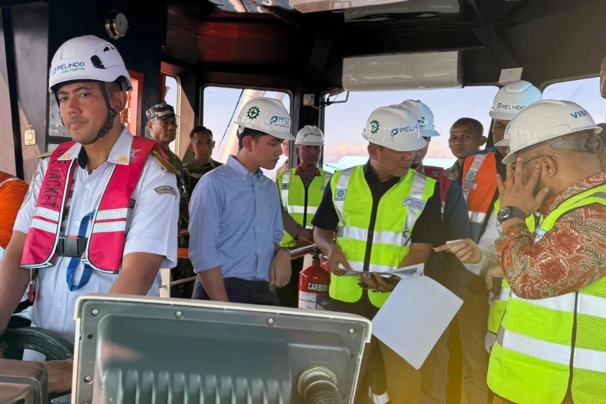 Gibran tinjau titik pendangkalan laut dari atas Kapal Bunga Raflesia