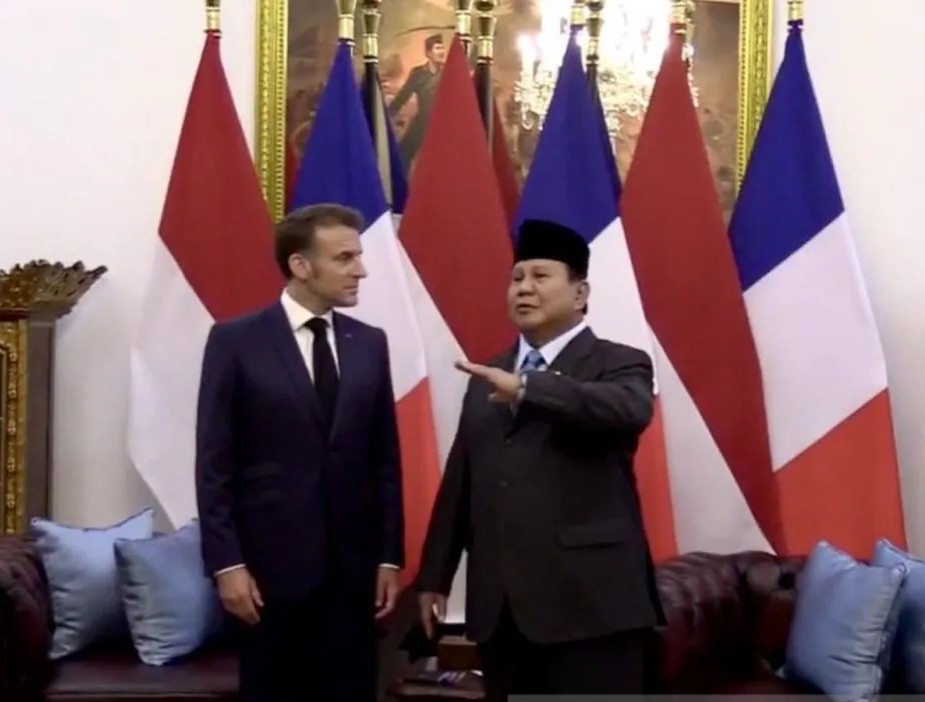 Lukisan Bung Karno dan Ngurah Rai tarik perhatian Macron