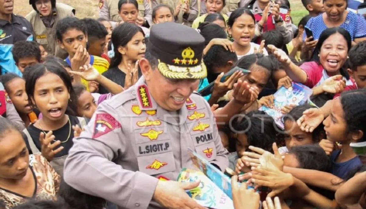 Kapolri beri bansos dan resmikan proyek Aspol di Samarinda