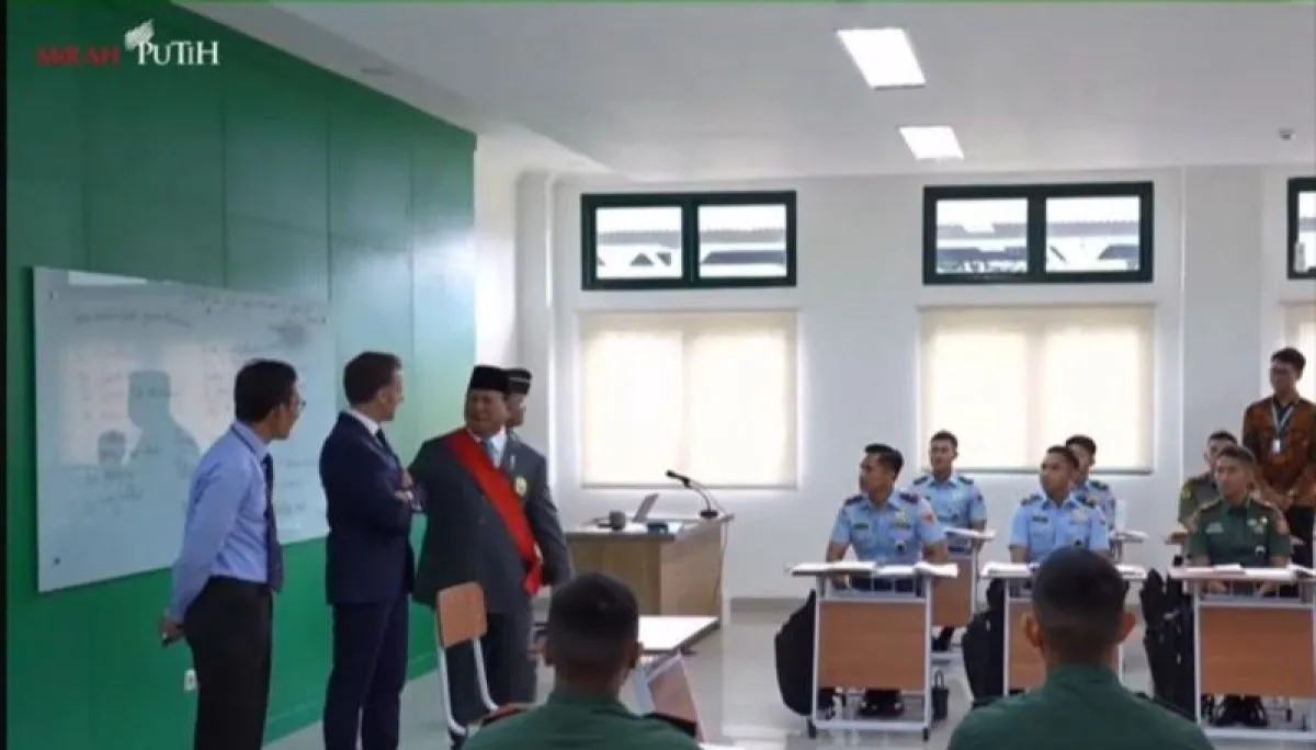 Prabowo dan Macron tinjau Laboratorium Bahasa Prancis di Akmil
