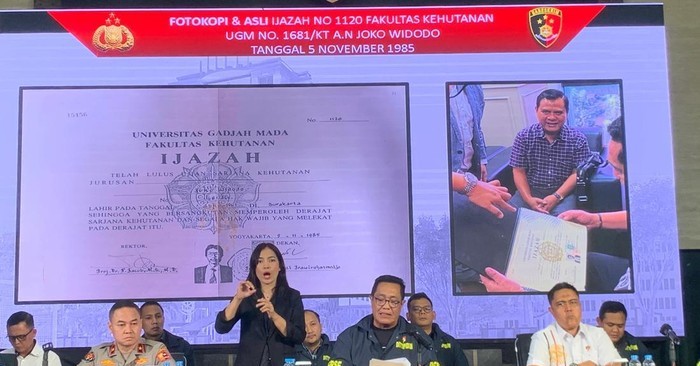 Polisi Tampilkan Foto Ijazah hingga Potret Jokowi Muda