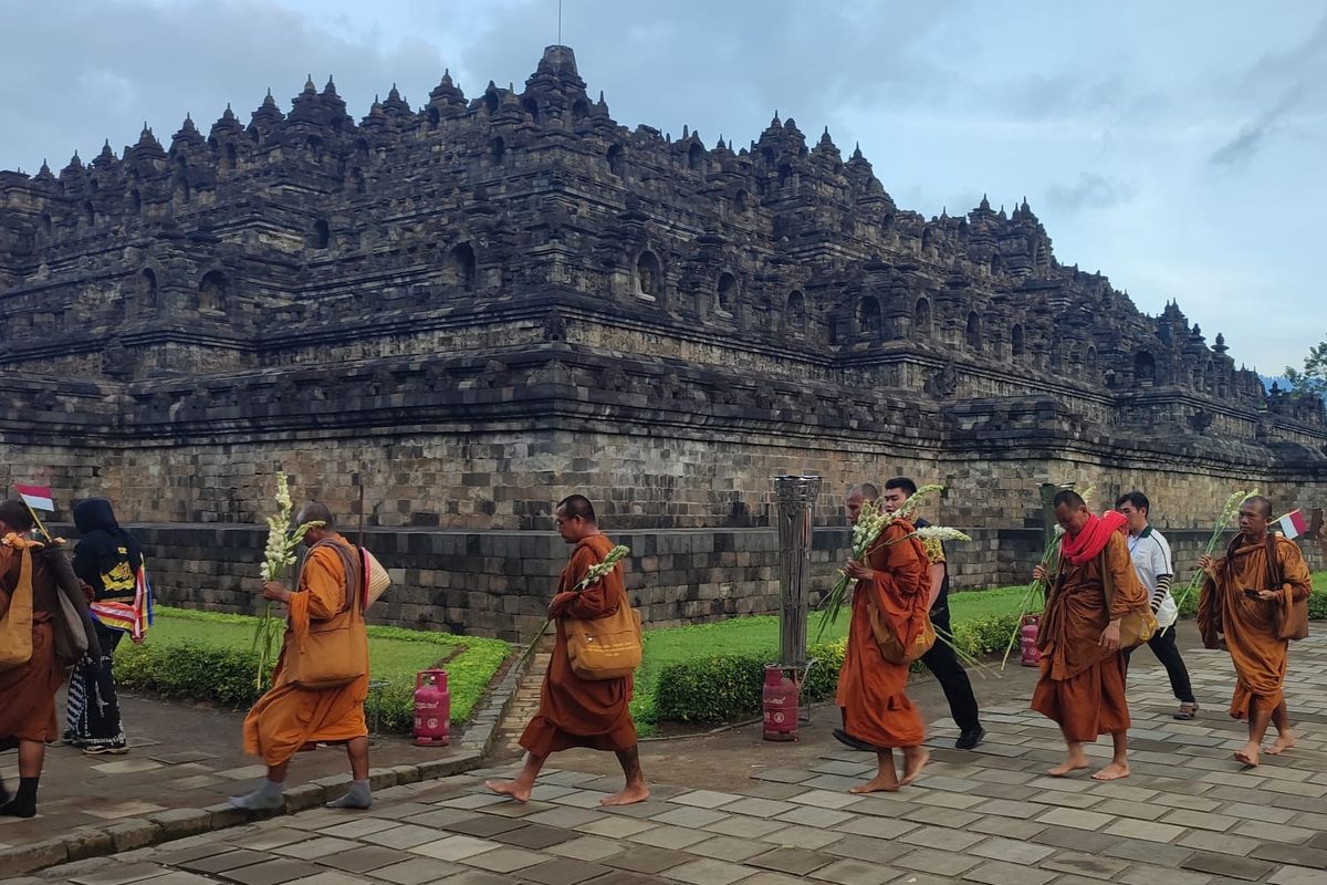 Jelang Waisak, Tiga puluhan Biksu Thudong sampai di Candi Borobudur