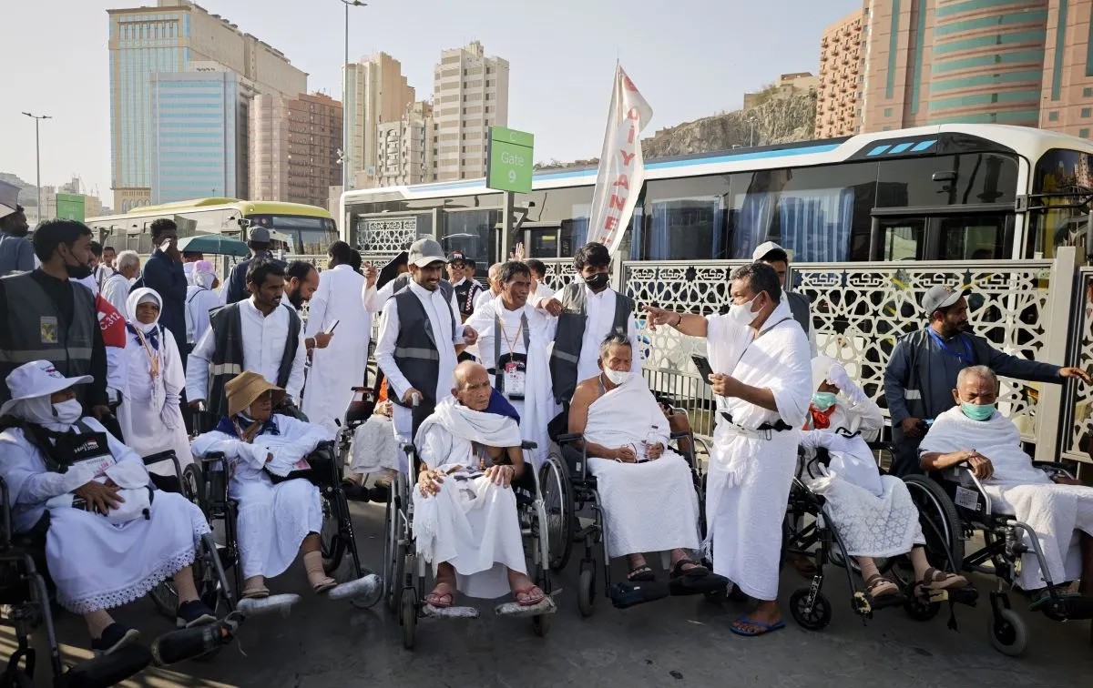 Petugas imbau jamaah calon haji gunakan payung di luar ruangan