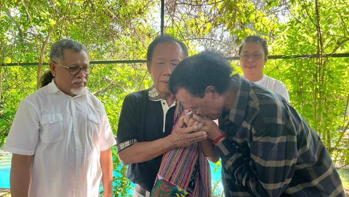 Jiwa Ksatria Hercules Minta Maaf dan Cium Tangan Sutiyoso: Kami Setia dengan Bapak