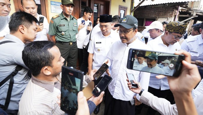 Dikunjungi Mensos, Calon Siswa Sekolah Rakyat Bacakan Puisi untuk Prabowo