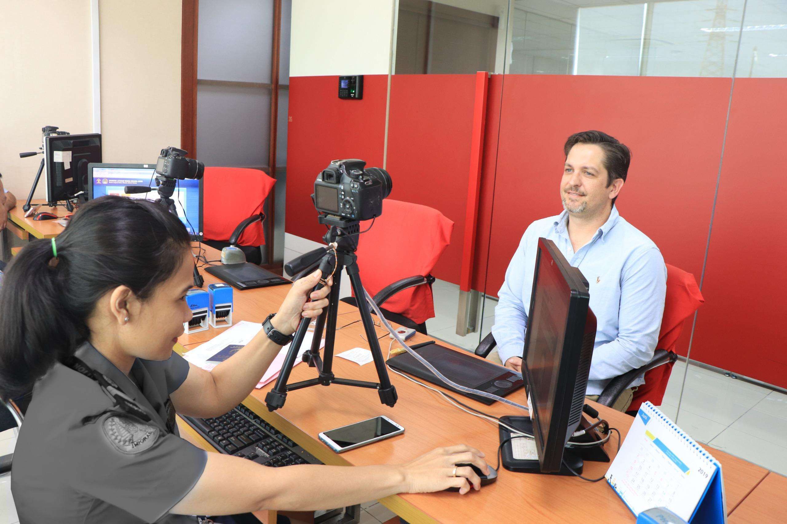 Aturan Baru,Per Hari Ini WNA Wajib Datangi Kantor Imigrasi