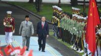 momen-prabowo-dan-li-qiang-inspeksi-pasukan-kehormatan-di-istana-merdeka-1748147521291_169 Bertemu Prabowo di Istana, PM China: Presiden Xi Jinping Sampaikan Salam