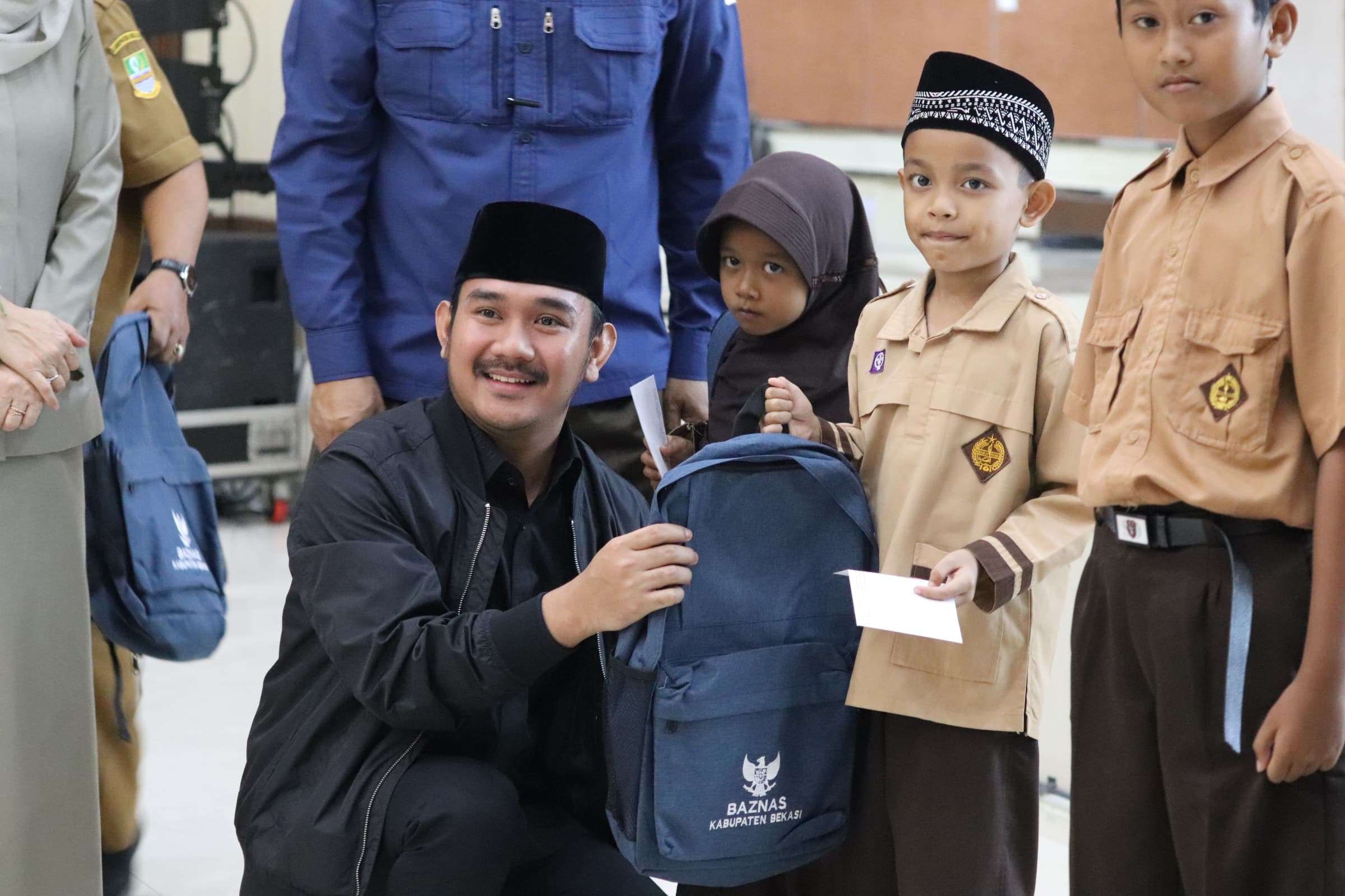 Ribuan Siswa Tidak Mampu di Bekasi Terima Bantuan