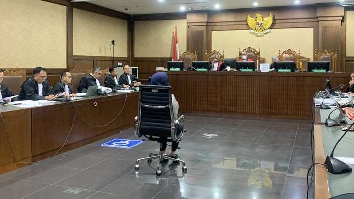 Di Pengadilan Riezky Nangis di Sidang saat Cerita Momen Diminta Hasto Mundur demi Harun Masiku