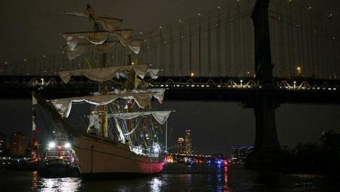 Kapal Angkatan Laut Meksiko Tabrak Jembatan Brooklyn New York, 22 Orang Luka