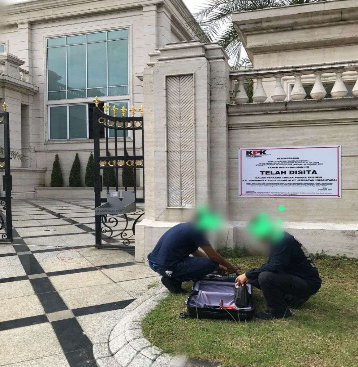 KPK Pasang Tanda Penyitaan Aset Bernilai Triliunan