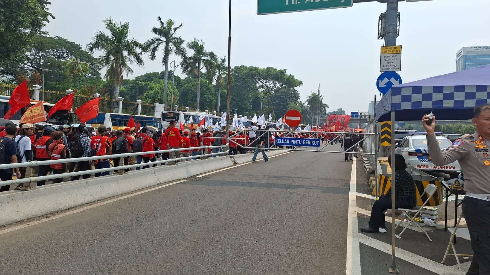 Imbas May Day, Akses Tol MPR/DPR Ditutup Sementara