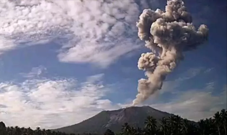 Gunung Api Ibu Erupsi, Tinggi Letusan Capai 500 Meter